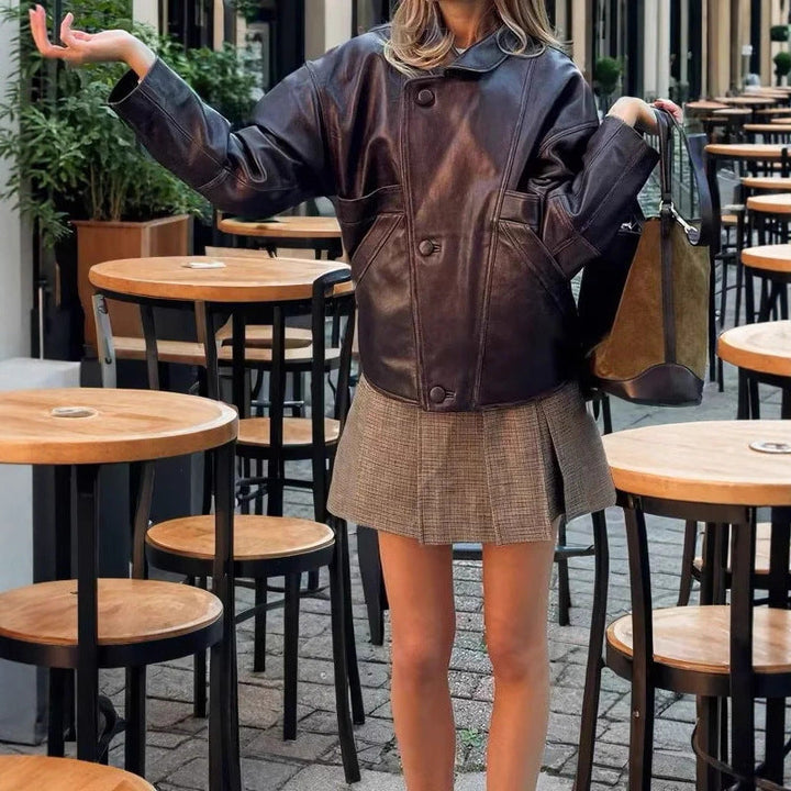 Dam kort cropped konstläderjacka i vintage look med skjortkrage, geometric seam panels och concealed snap knäppning