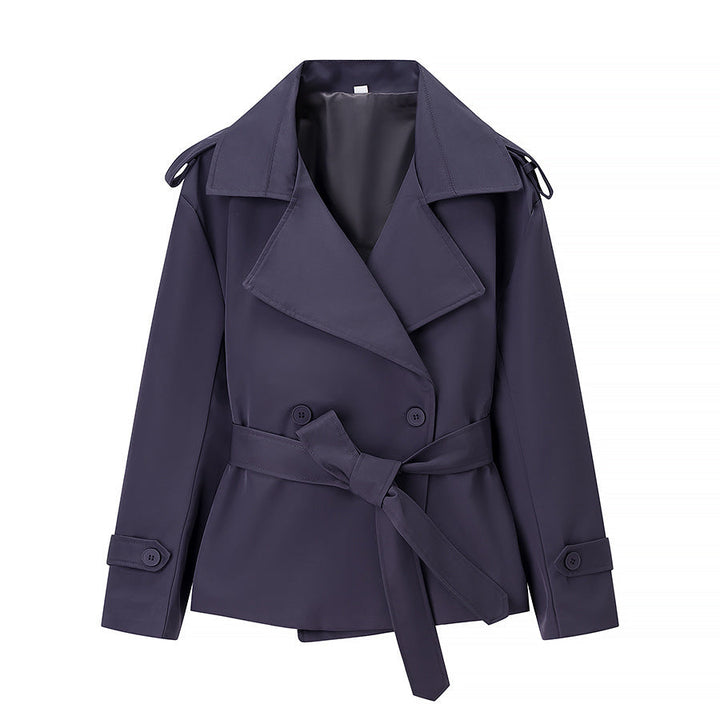 Dam kort trenchcoat med dropped shoulders, stor slagkrage och wrap bälte