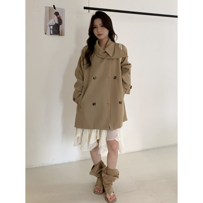 Dam kort trenchcoat med extra vid lapels, raglan ärmar, och horn knapp detaljer