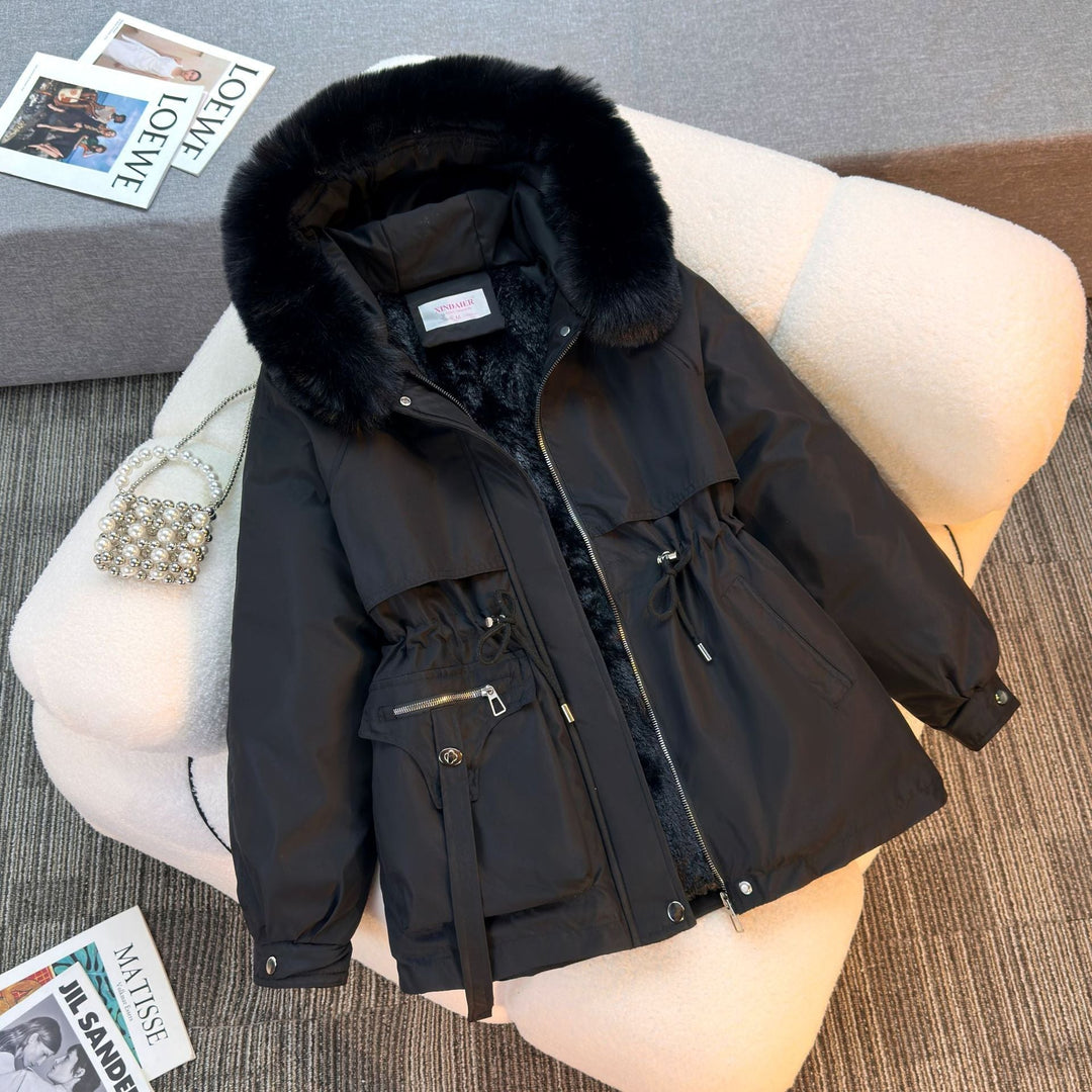 Dam kort vadderad parka med faux fur krage, teddyfoder, dragsko midja, och multifunctional fickor