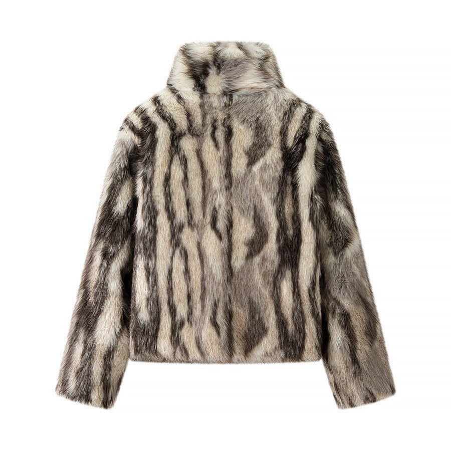 Dam kort Faux Fur jacka med Voluminous Fur look, Boxy silhuett och Insert fickor