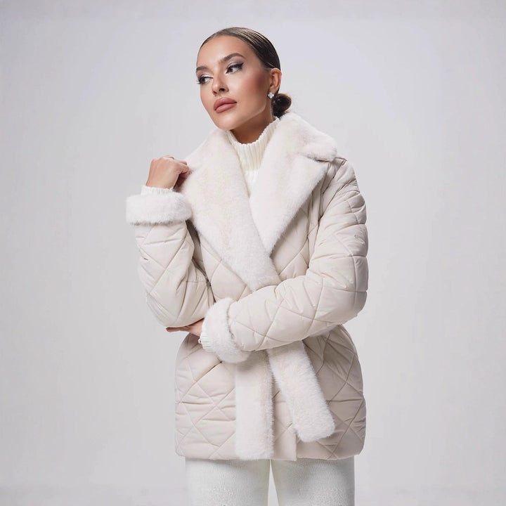 Dam kviltad kappa med fur trim och belted midja