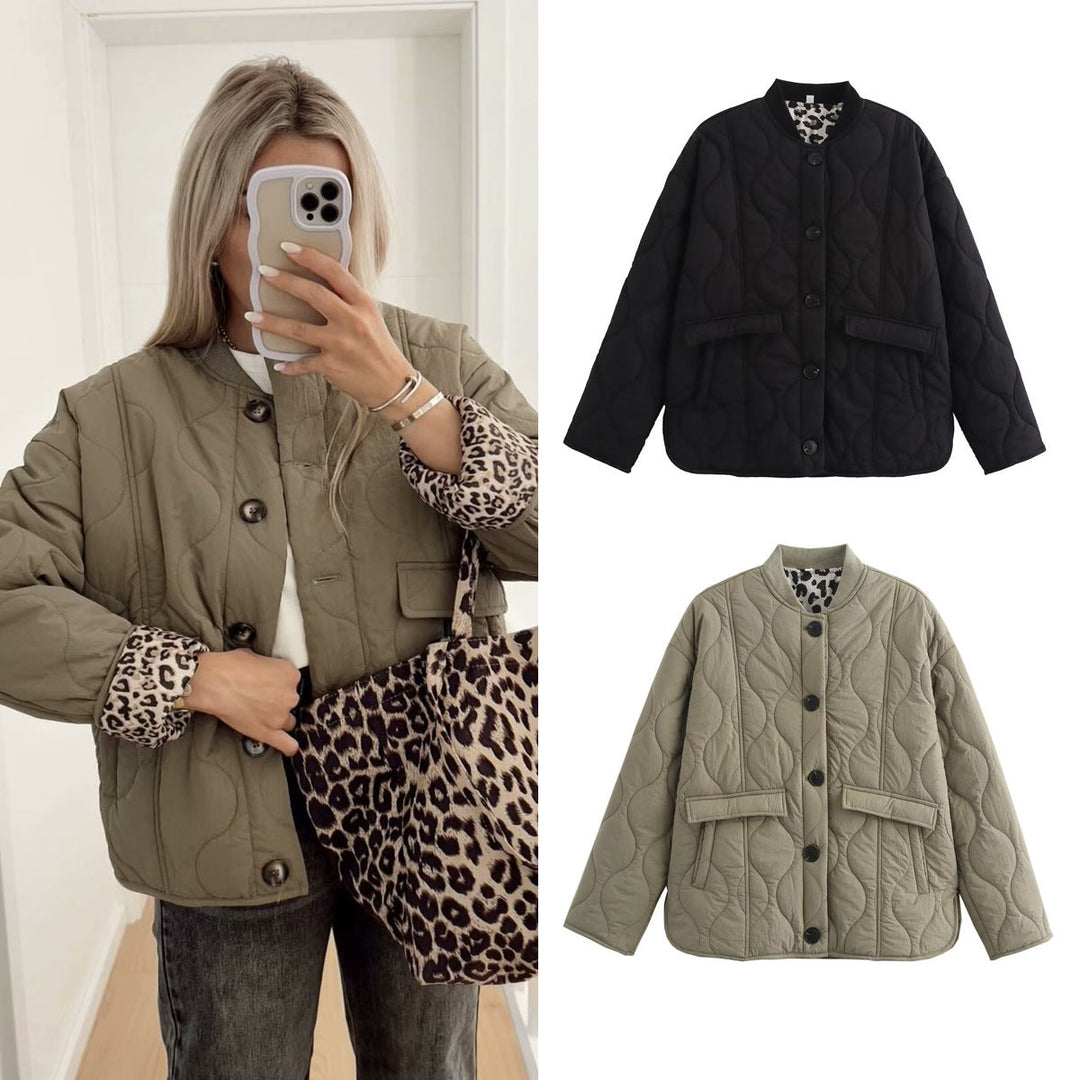 Dam Quiltad Kort Jacka med Round Neckline, Dekorativ Knapp Knäppning och Lock Fickor