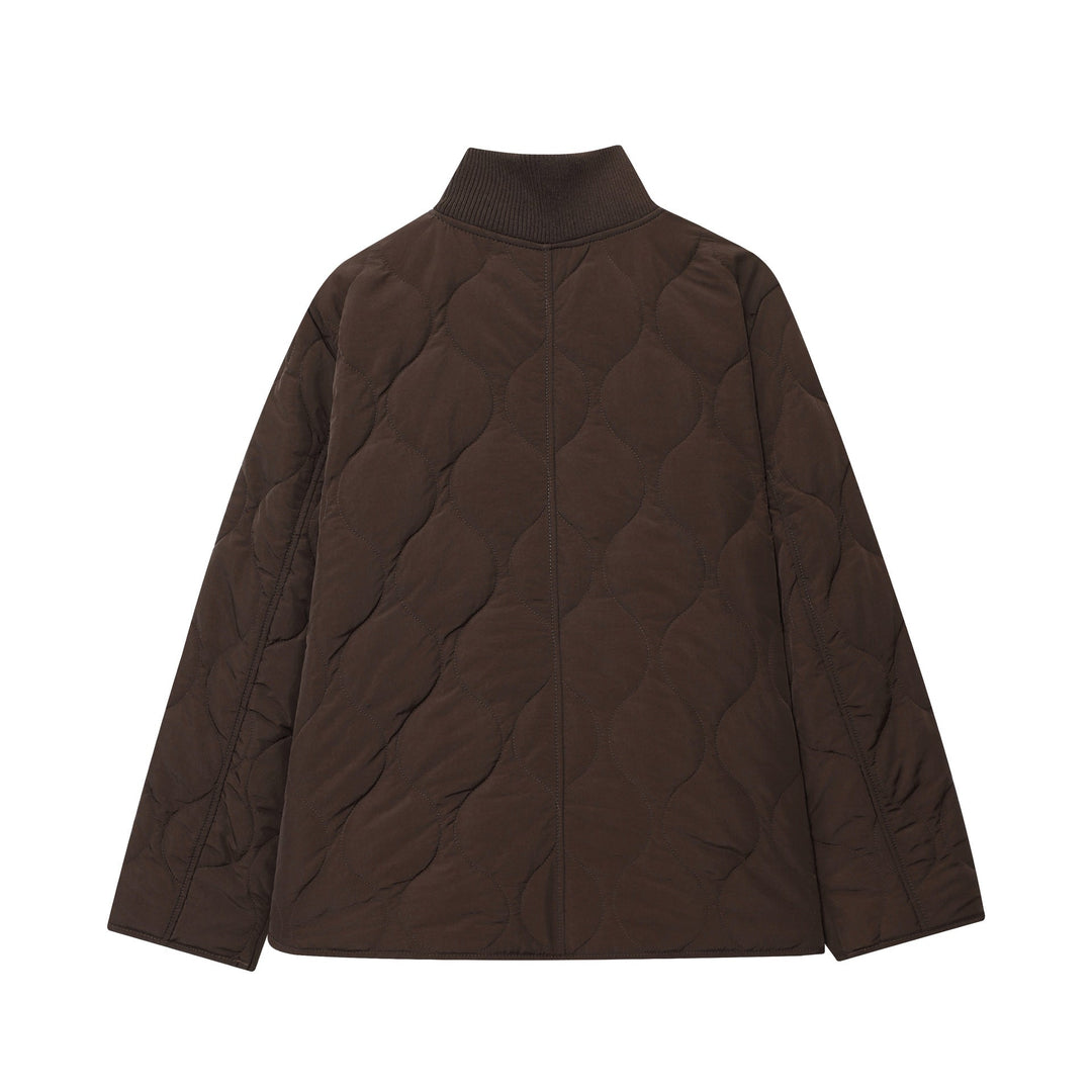 Dam lätt quiltad jacka med round quiltning, high ribbed krage, och patch flap fickor