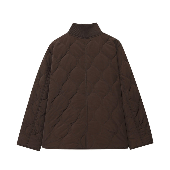 Dam lätt quiltad jacka med round quiltning, high ribbed krage, och patch flap fickor