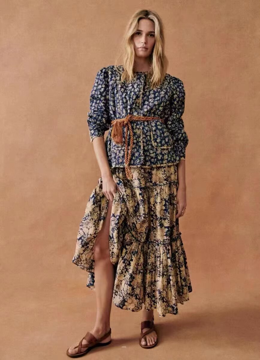 Dam kviltad jacka med blommig all-over mönster, round neckline och utanpåfickor
