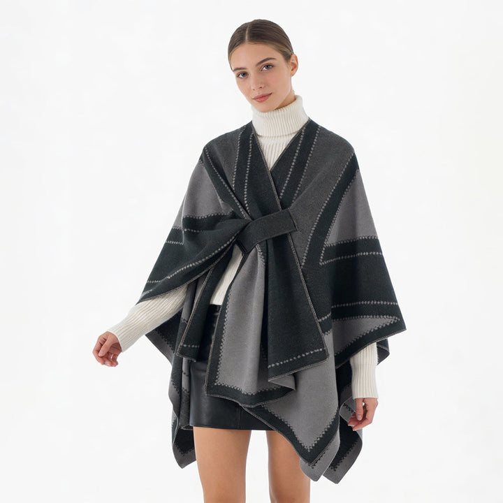 Dam Oversize Cape tillverkad av Jacquard stickad med tie loop