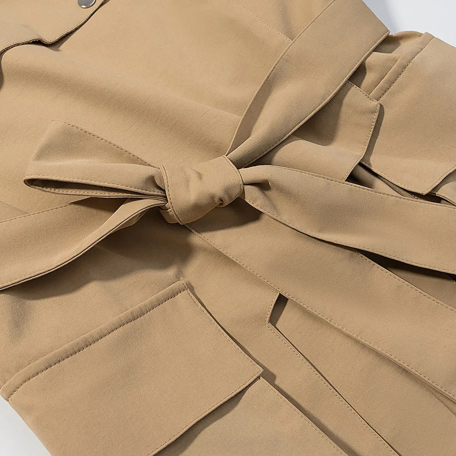 Dam figursydd trench parka med tie bälte, asymmetrical flap och stor påsydda fickor