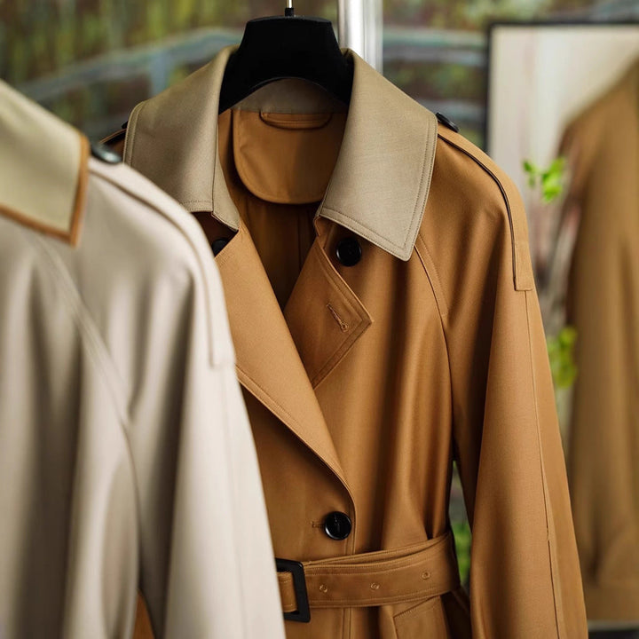 Dam elegantly skräddad trenchcoat med a belted midja