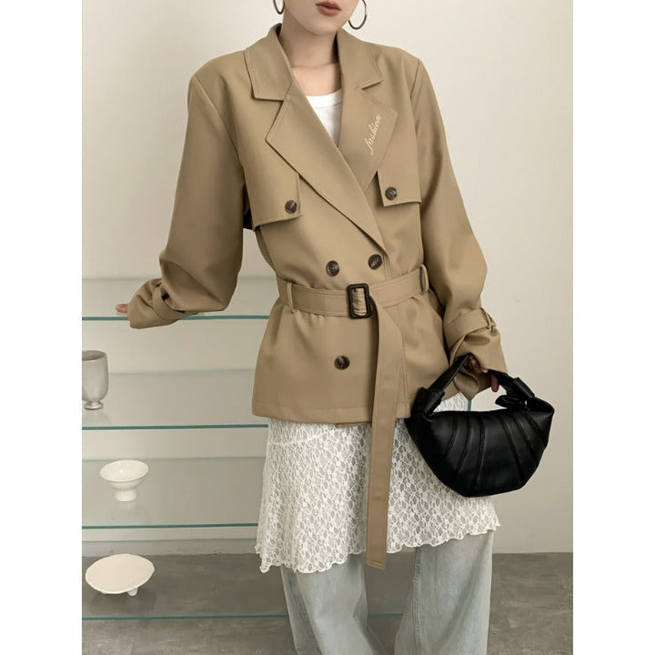 Dam kort trenchcoat med figure-flattering knytband och voluminous balloon ärmar