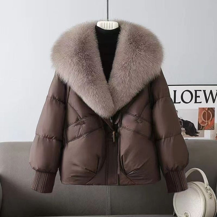 Dam nan kort vadderad jacka med voluminous faux fur krage och midja draw