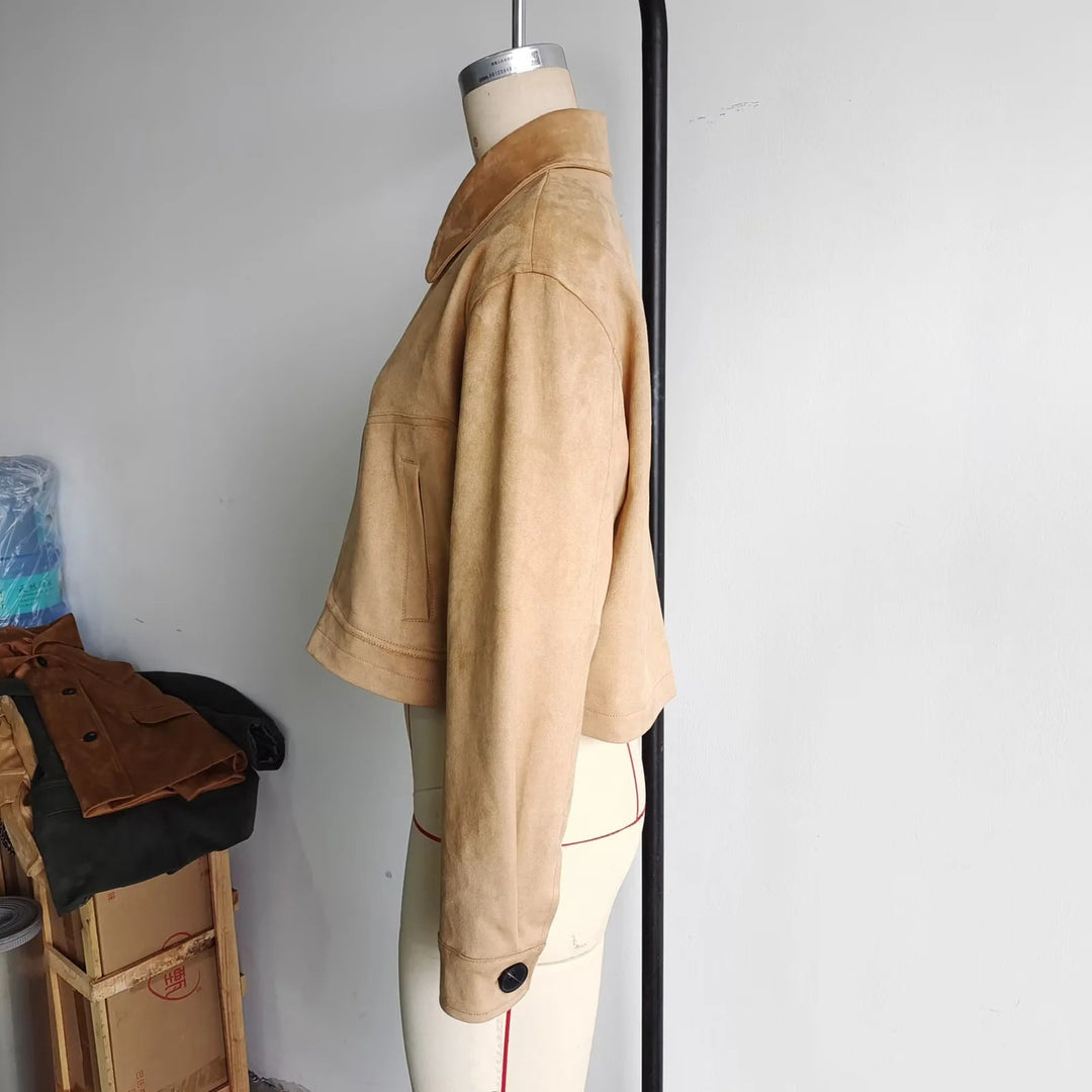 Dam kort oversized mocka imitation jacka med stor skjortkrage och påsydda fickor