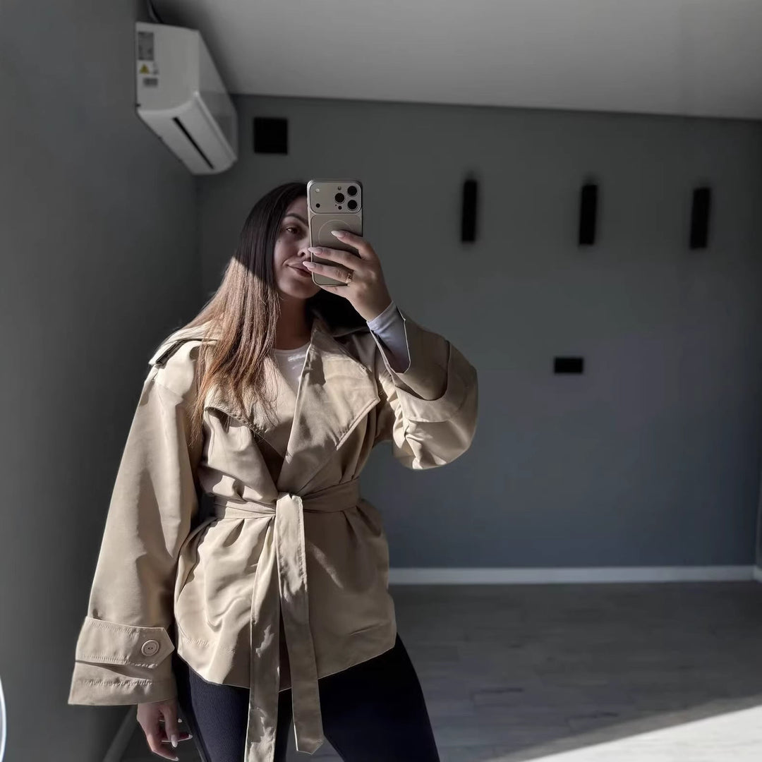 Dam skräddad kort trenchcoat med vid Lapels, bälte och Epaulettes