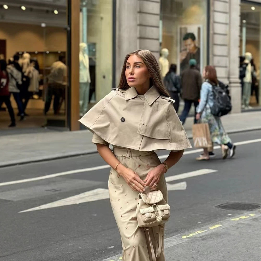 Dam Kort Cape Trench med Double-Breasted Knappar och Shoulder Flaps