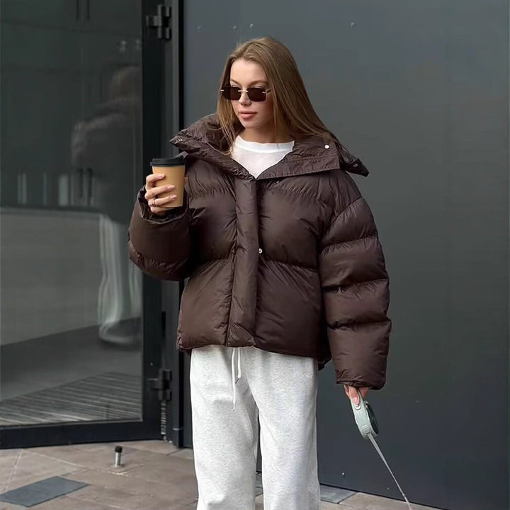Dam Kort Voluminous Vadderad Jacka med Hög Tube Krage och Huva