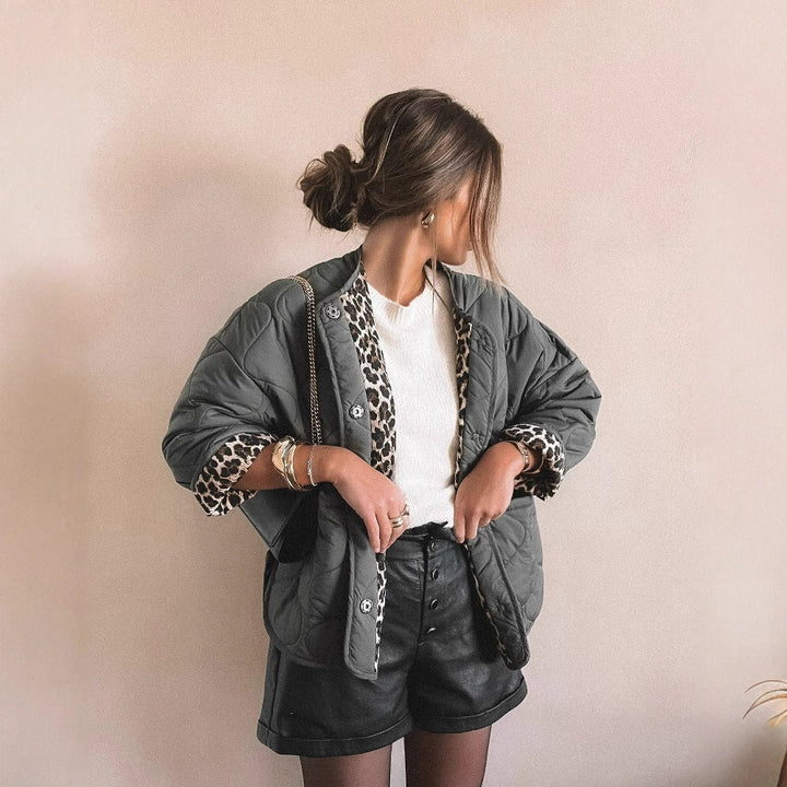 Dam 1700+ Quiltad Kort Blouson Jacka i Boxig Skärning med Round Neck, Knapp Knäppning och Lock Fickor