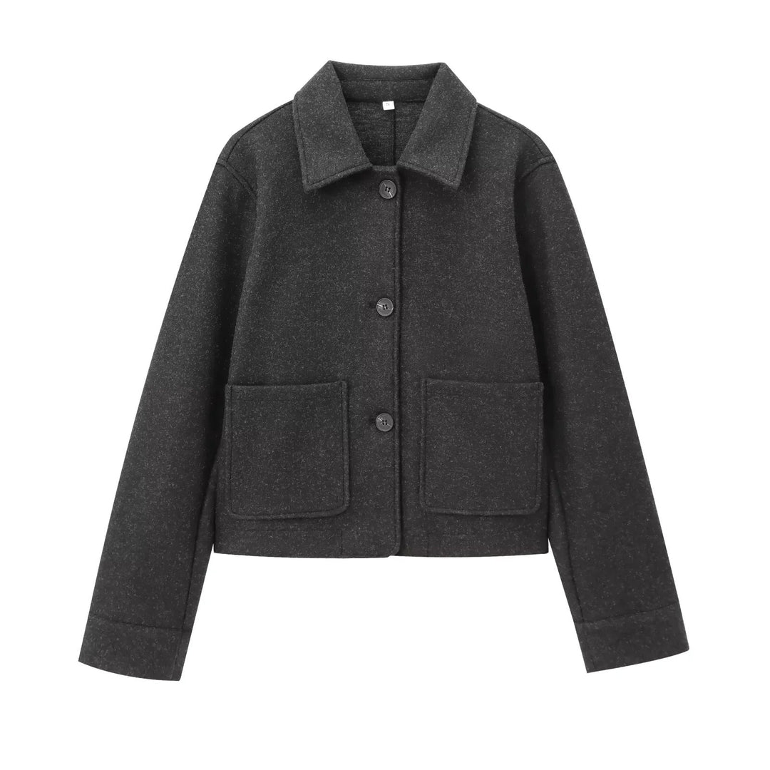 Dam kort ulljacka med skjortkrage, påsydda fickor och clean boxy silhuett