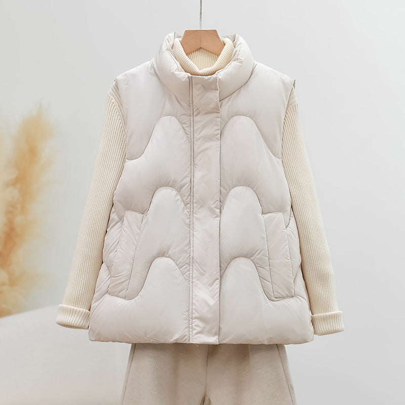 Dam sleeveless quiltad väst med high polo krage och ergonomic arc quiltning