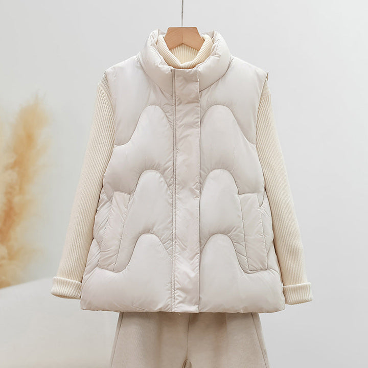 Dam sleeveless quiltad väst med high polo krage och ergonomic arc quiltning