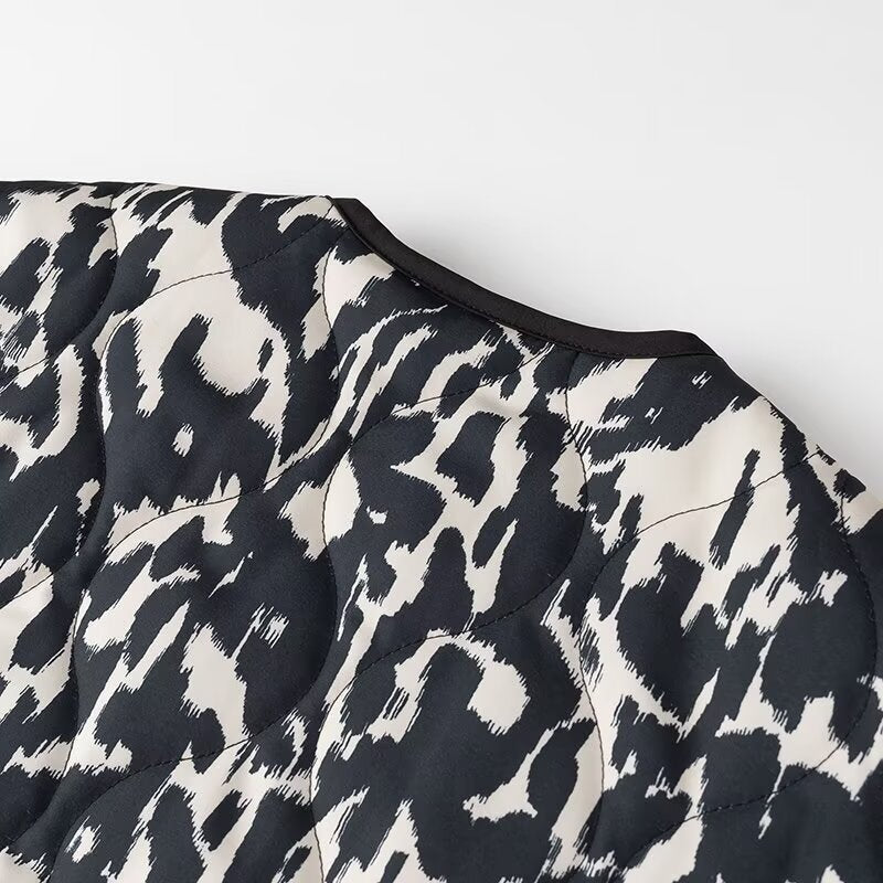Dam kviltad jacka in oversize boxig skärning med round neckline och abstract animal tryck