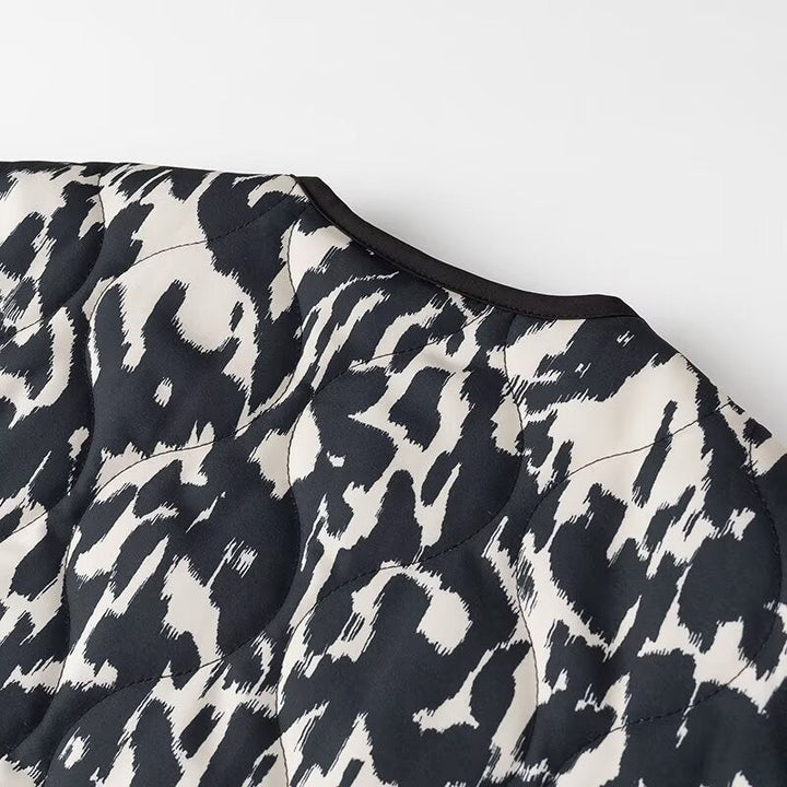 Dam kviltad jacka in oversize boxig skärning med round neckline och abstract animal tryck