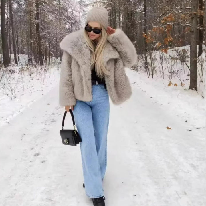 Dam cropped oversized faux pälsjacka med voluminous sjalkrage och inner värmefoder