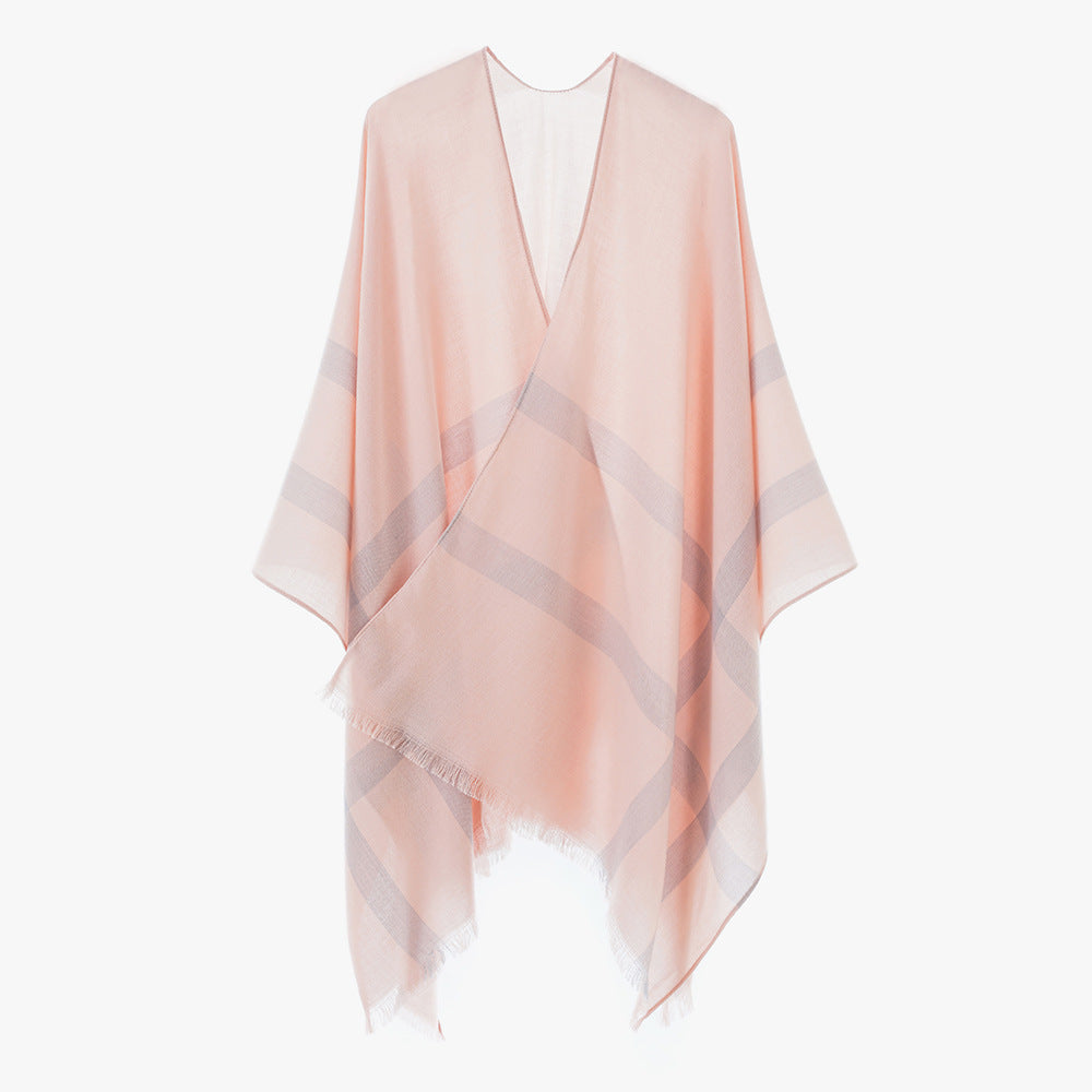 Dam lätt V-Neck poncho tillverkad av fine tyg med diagonal kontrast stripes