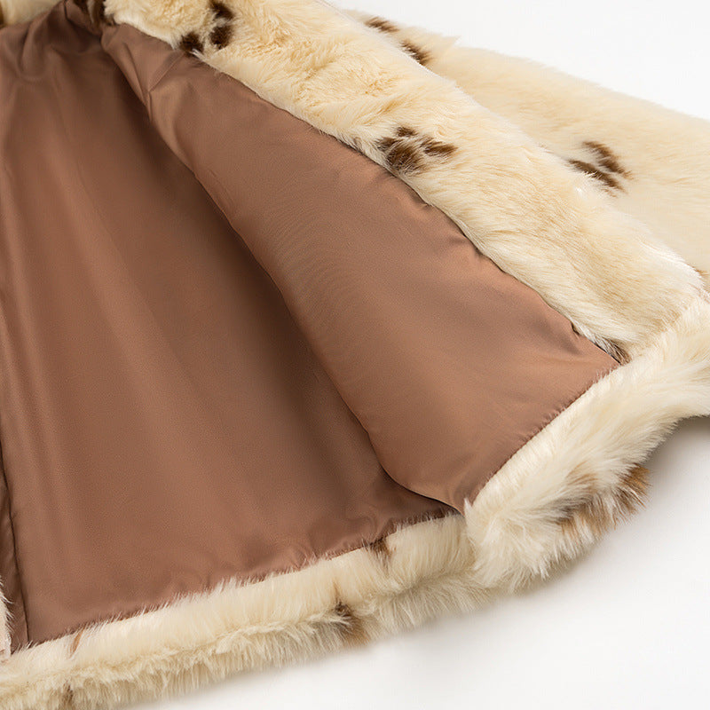 Dam cropped kort jacka tillverkad av teddy faux fur med spots tryck, ståkrage och concealed dragkedja