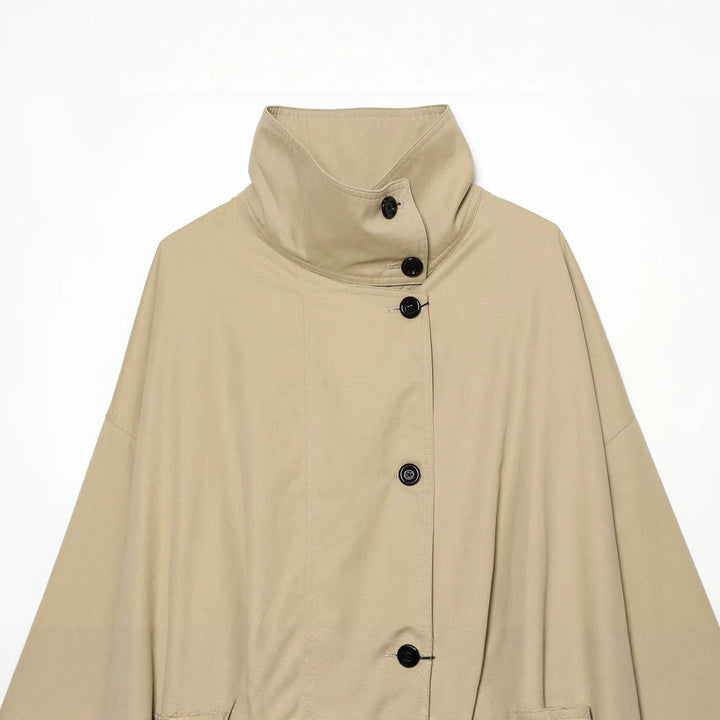 Dam Wide Kort Cape Jacka med Hög Stå Krage och Knapp Knäppning