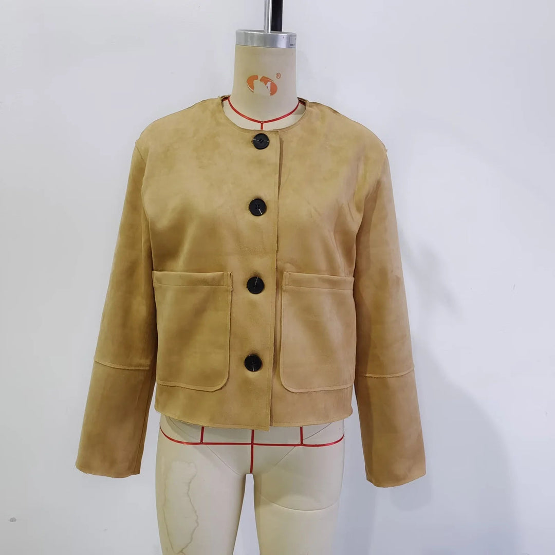 Dam kort boxy jacka tillverkad av mjuk mocka imitation med round neckline och patch framfickor