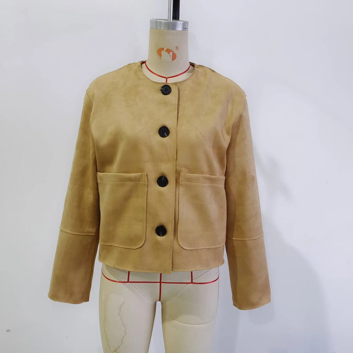 Dam kort boxy jacka tillverkad av mjuk mocka imitation med round neckline och patch framfickor