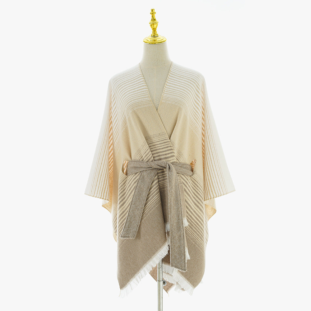 Dam wrap poncho tillverkad av fine stickad med tie bälte och fringed fåll