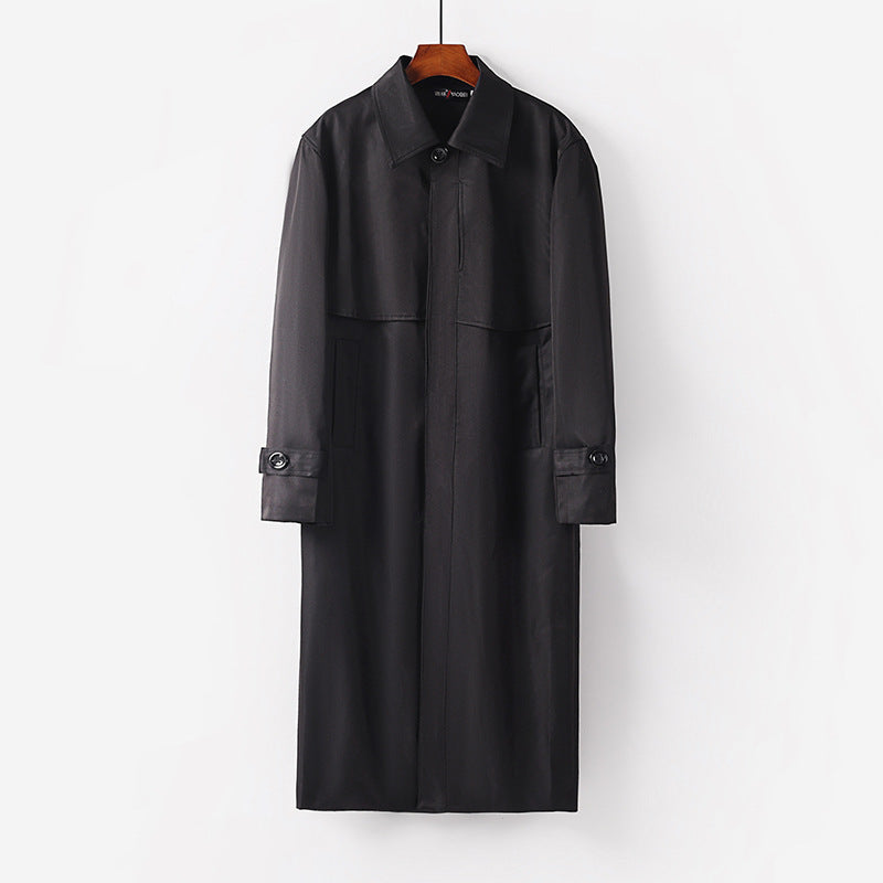 Dam lätt trenchcoat med dold knappslå och shoulder cape