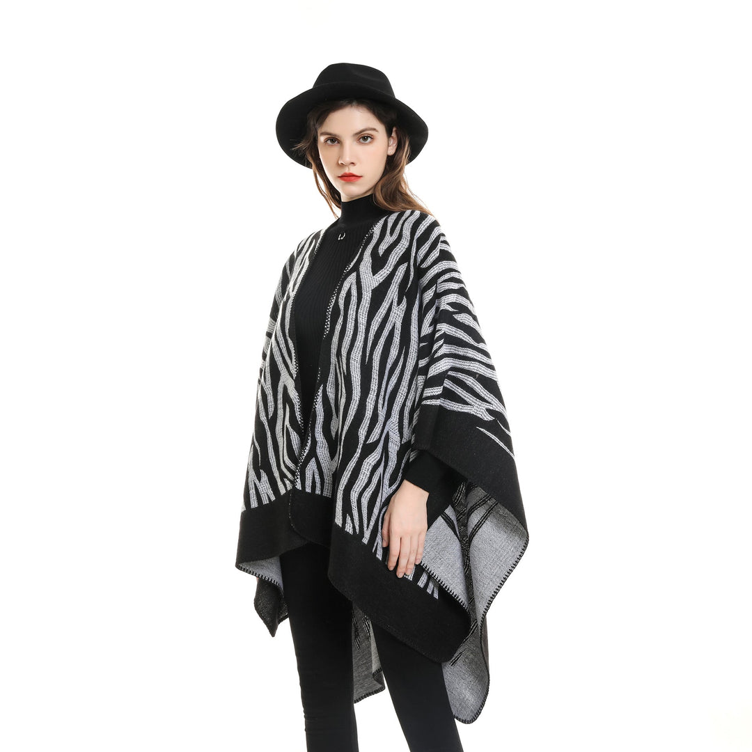 Dam Zebra Jacquard poncho Cape i oversized kimono passform tillverkad av mjuk fine stickad