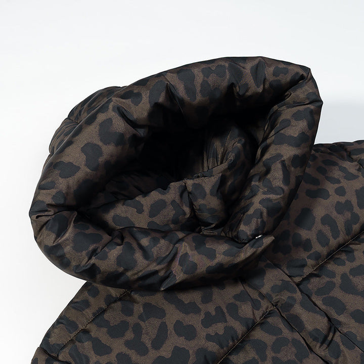 Dam kort skuren kviltad jacka med hög huva krage, fåll med dragsko och leopard tryck