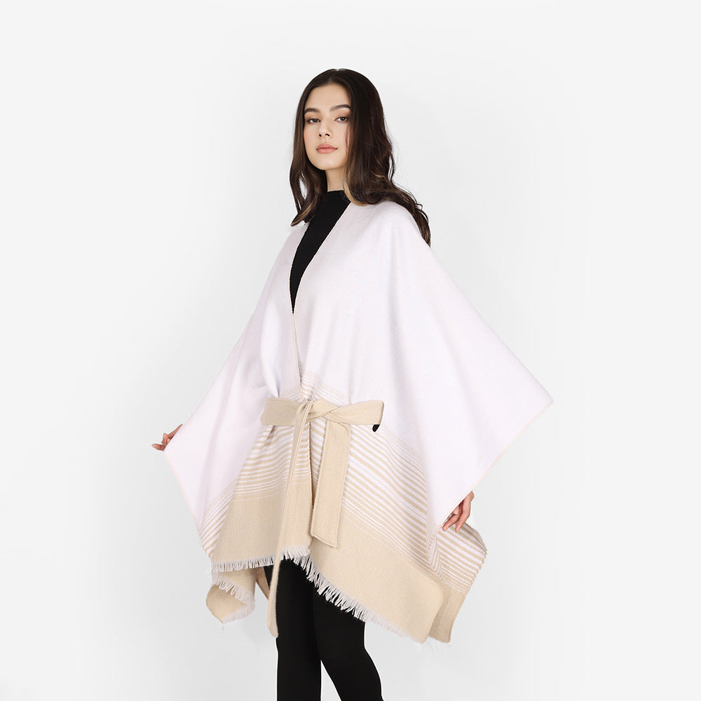 Dam wrap poncho tillverkad av fine stickad med tie bälte och fringed fåll