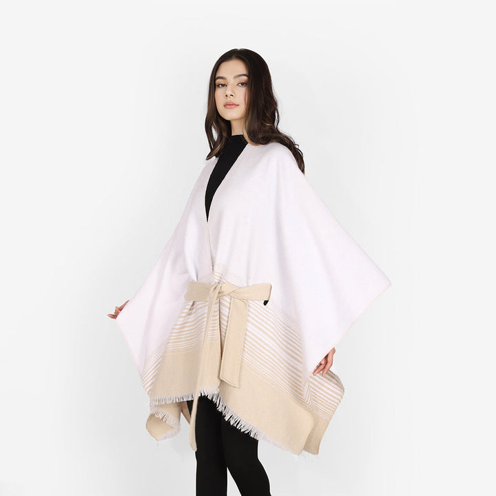 Dam wrap poncho tillverkad av fine stickad med tie bälte och fringed fåll