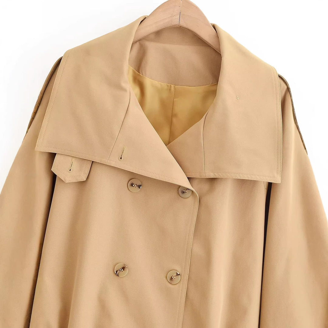 Dam Kort Trenchcoat med Double-Breasted Knapp Knäppning, Cape Yoke och Waist Belt