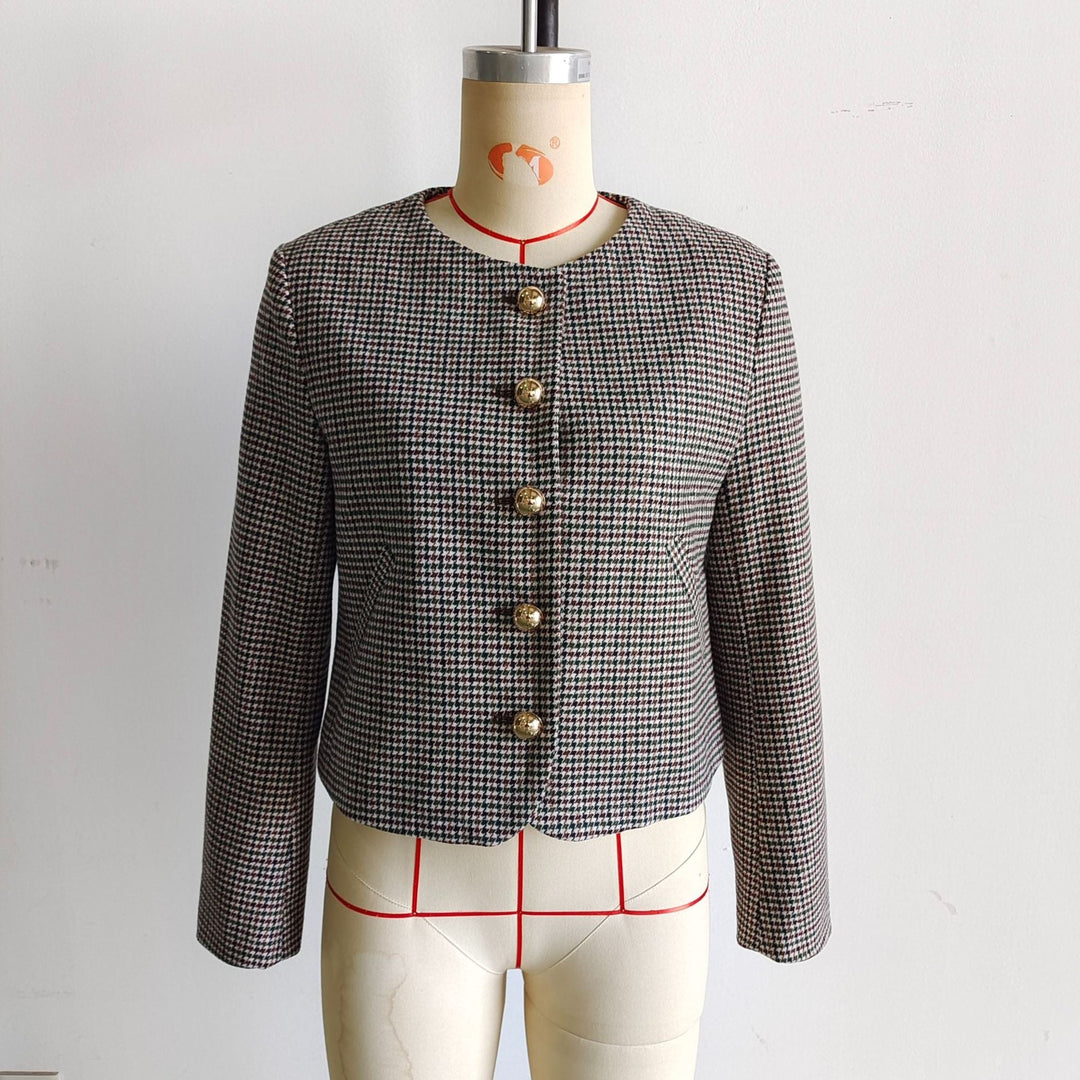 Dam figursydd kort jacka i houndstooth mönster med golden decorative knappar och angled fickor