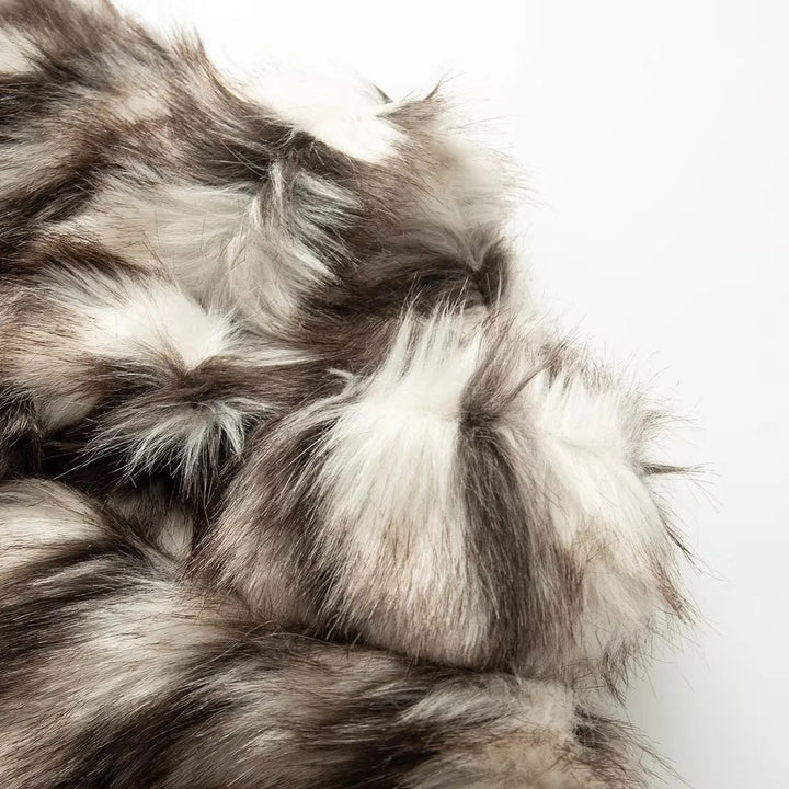 Dam cropped faux fur bolero med voluminous sjalkrage och värmande innerfoder
