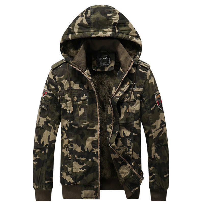 Herr isolerad med huva parka i Kamouflage Militär Stil med teddyfoder