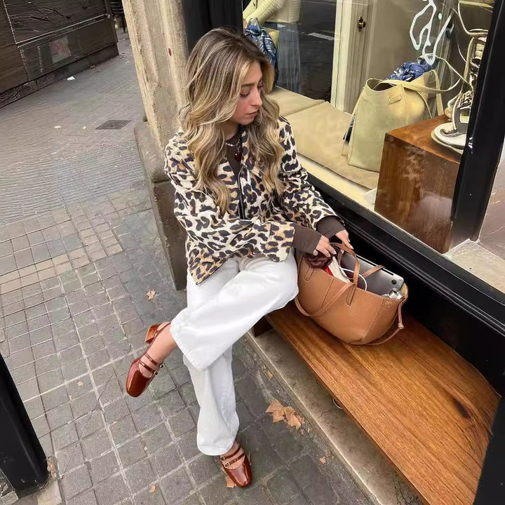 Dam kort Field jacka in Leopard mönster med vid Lapels och Flap fickor