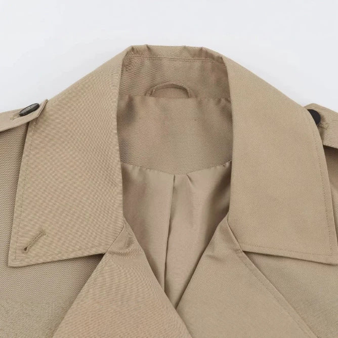 Dam Kort Trench-Stil Jacka med Boxig Silhuett och Double-Breasted Knapp Knäppning