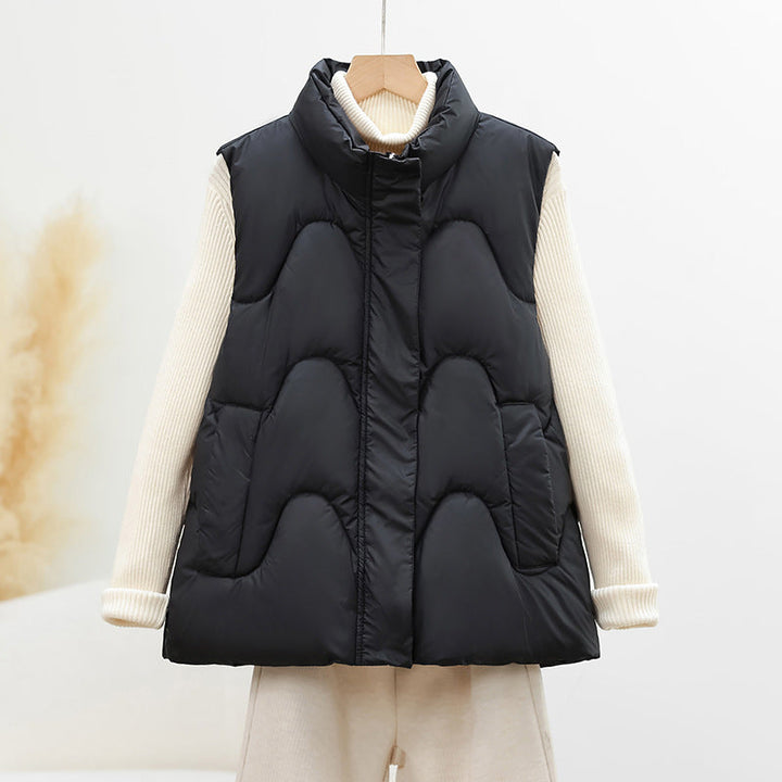 Dam sleeveless quiltad väst med high polo krage och ergonomic arc quiltning