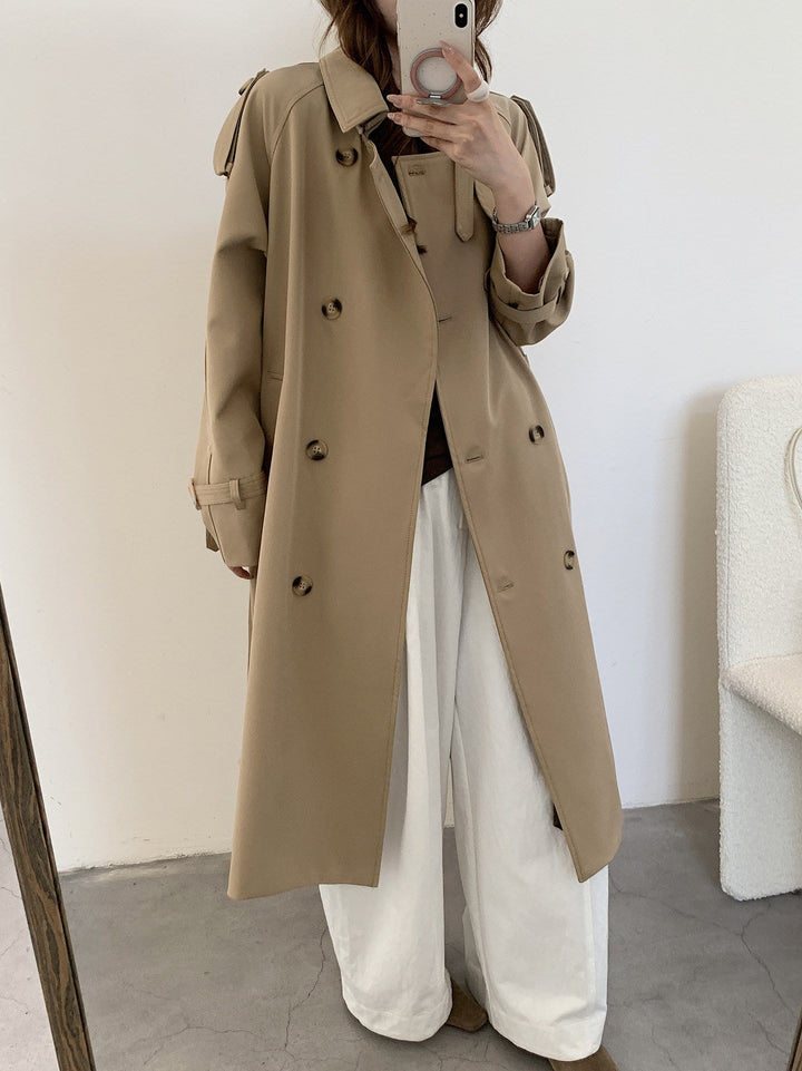 Dam lång double-breasted trenchcoat med shoulder flaps och midjebälte