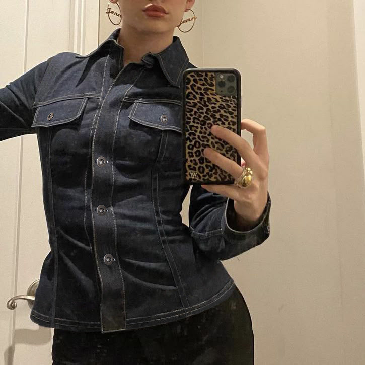 Dam figurnära jeansjacka med striking kontrast seams, bröstfickor, och figure-flattering skärning