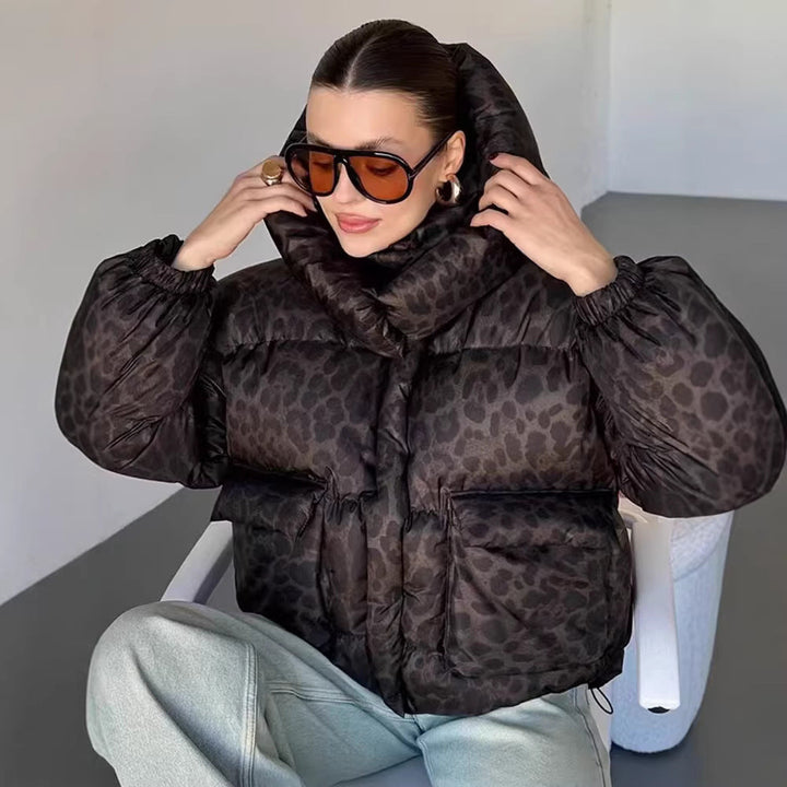 Dam kort skuren kviltad jacka med hög huva krage, fåll med dragsko och leopard tryck