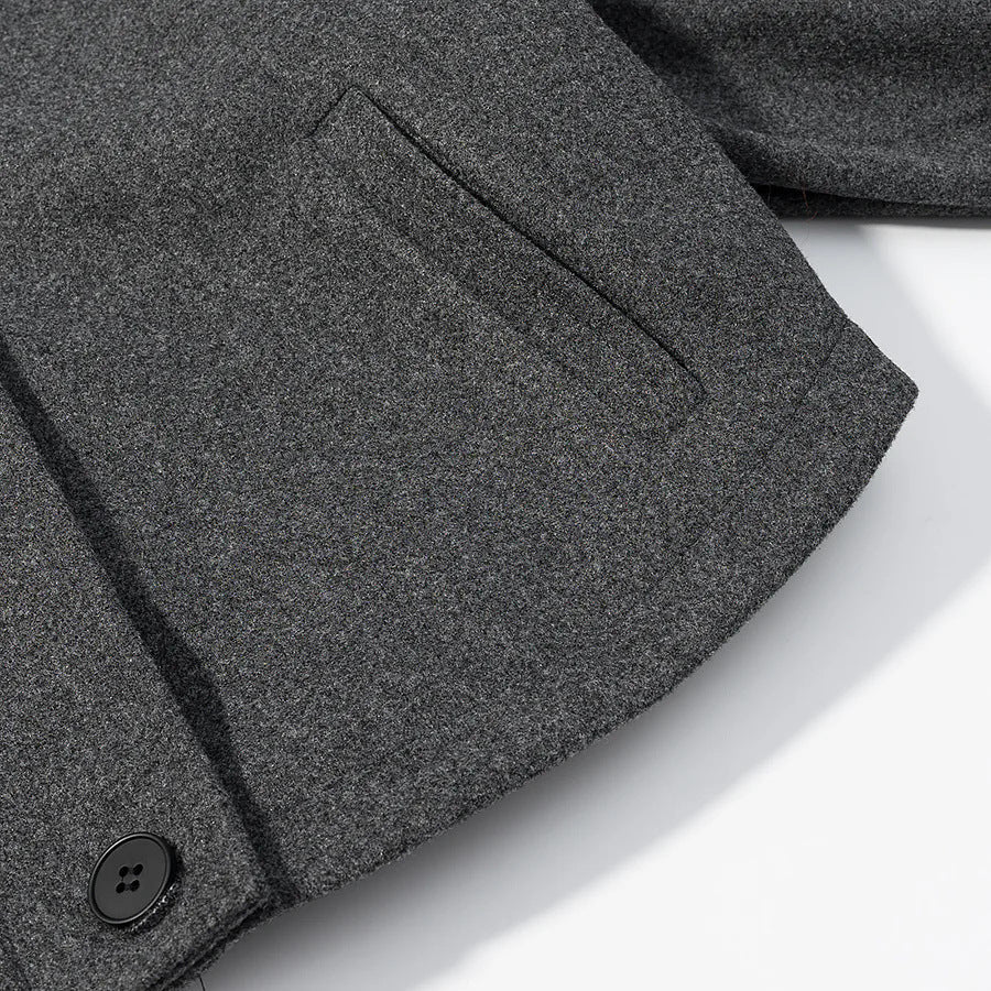 Dam kort boxy jacka i ullblandning med high ståkrage, axel patches och adjustable buckle cuffs