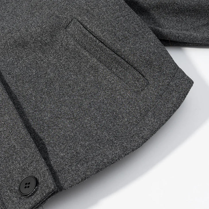Dam kort boxy jacka i ullblandning med high ståkrage, axel patches och adjustable buckle cuffs