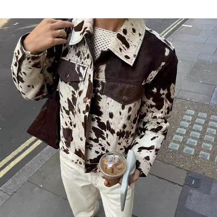 Dam kort skjortjacka med Cow Spot mönster och Patch bröstfickor